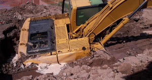 Rescatan una excavadora atascada en una zanja en el barrio de El Apache